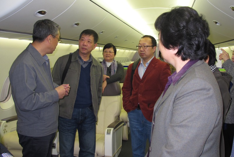 登上国产C919展示样机