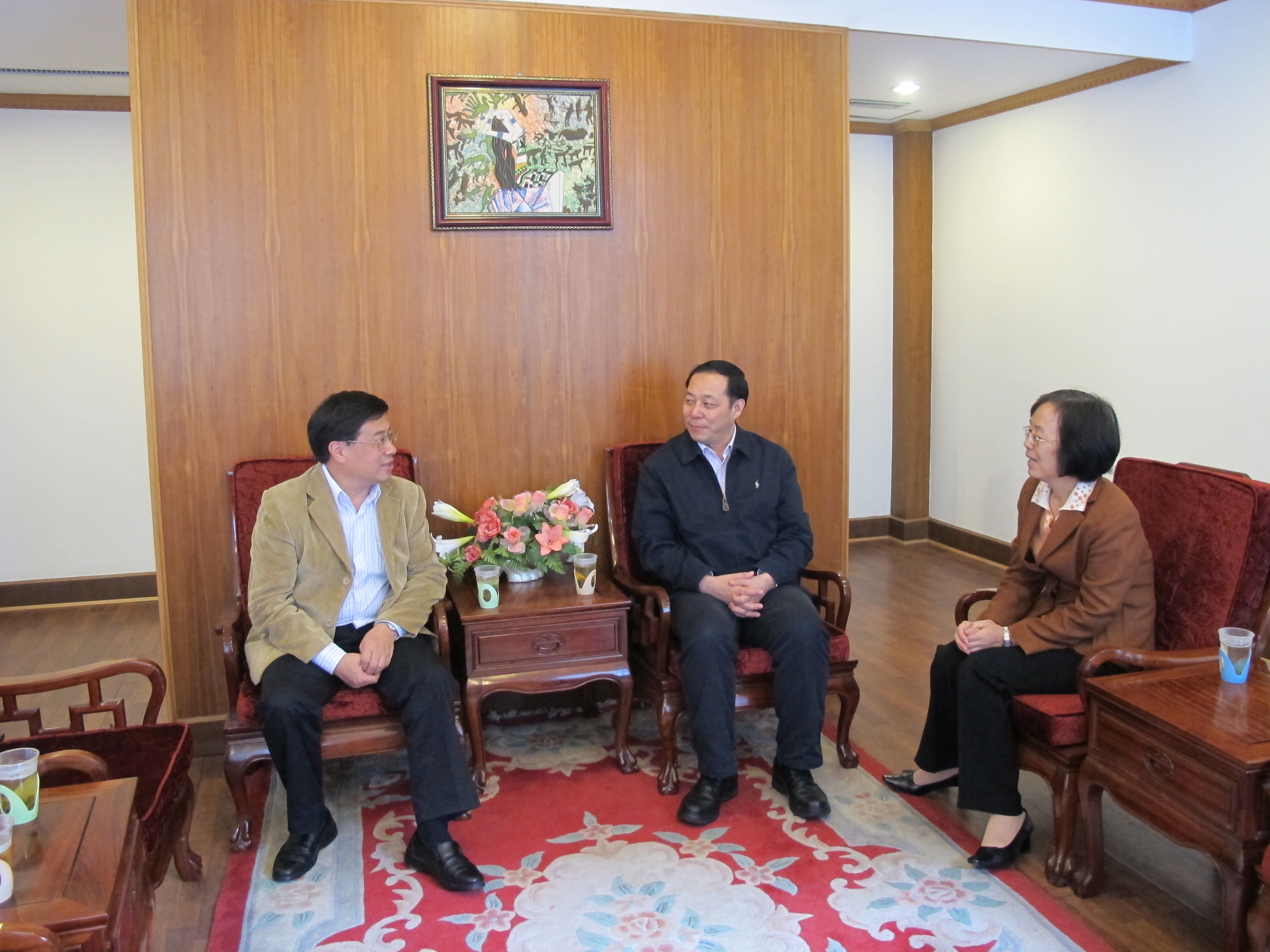 校党委书记杨贤金与上海市委统战部副部长吴捷亲切交谈